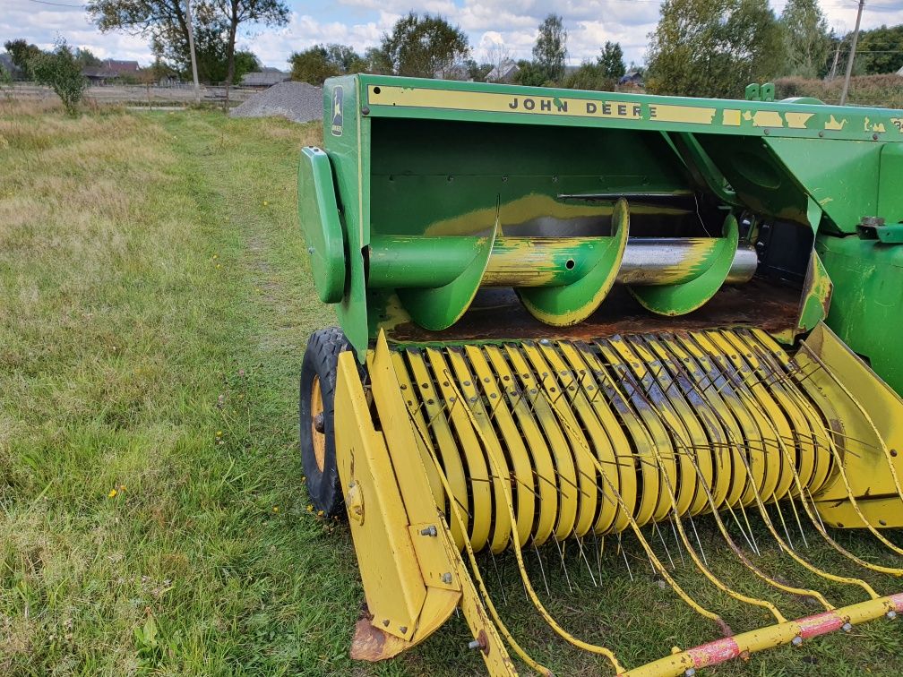 Тюкопрес  прес підборщик прес для сіна джон дір  John deere