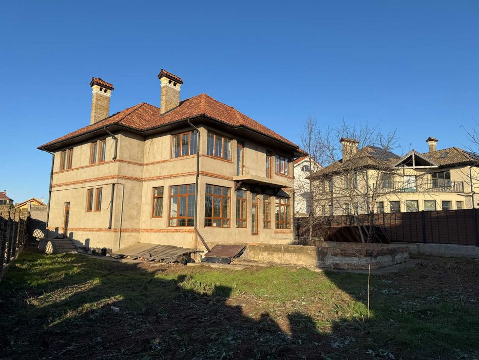 Дом в Совиньоне, ул. Бризова. 9 соток. Есть подвал. Гараж на 2 авто