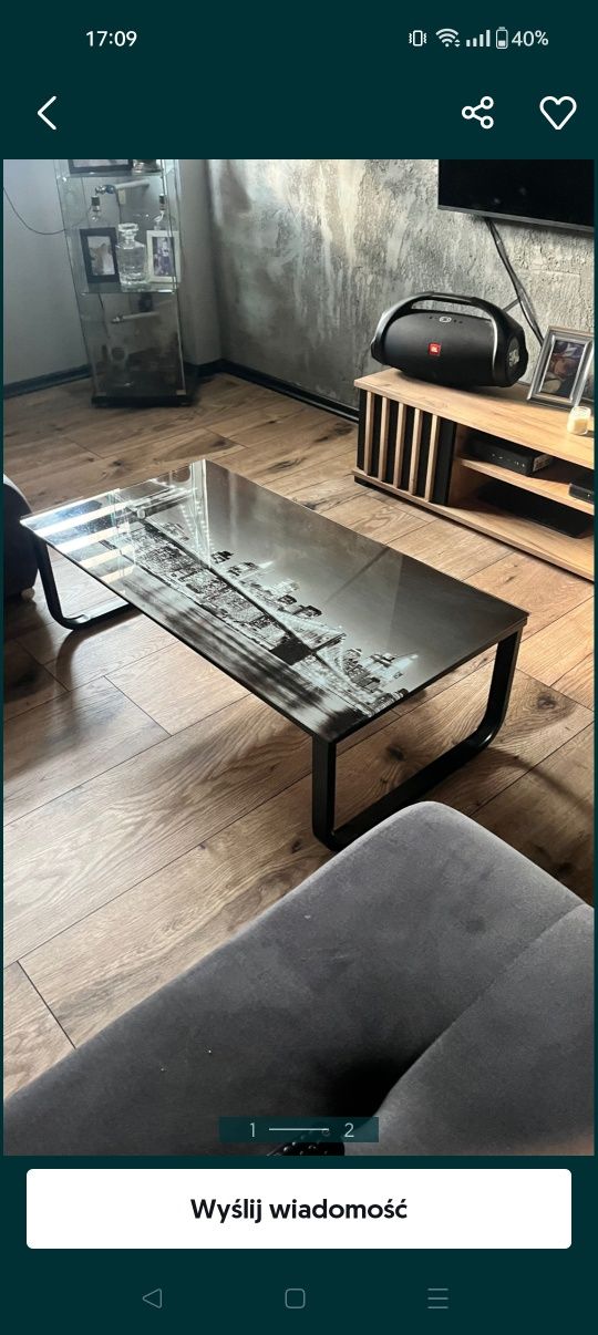 Szklany stolik kawowy w stylu loft z widokiem NY.