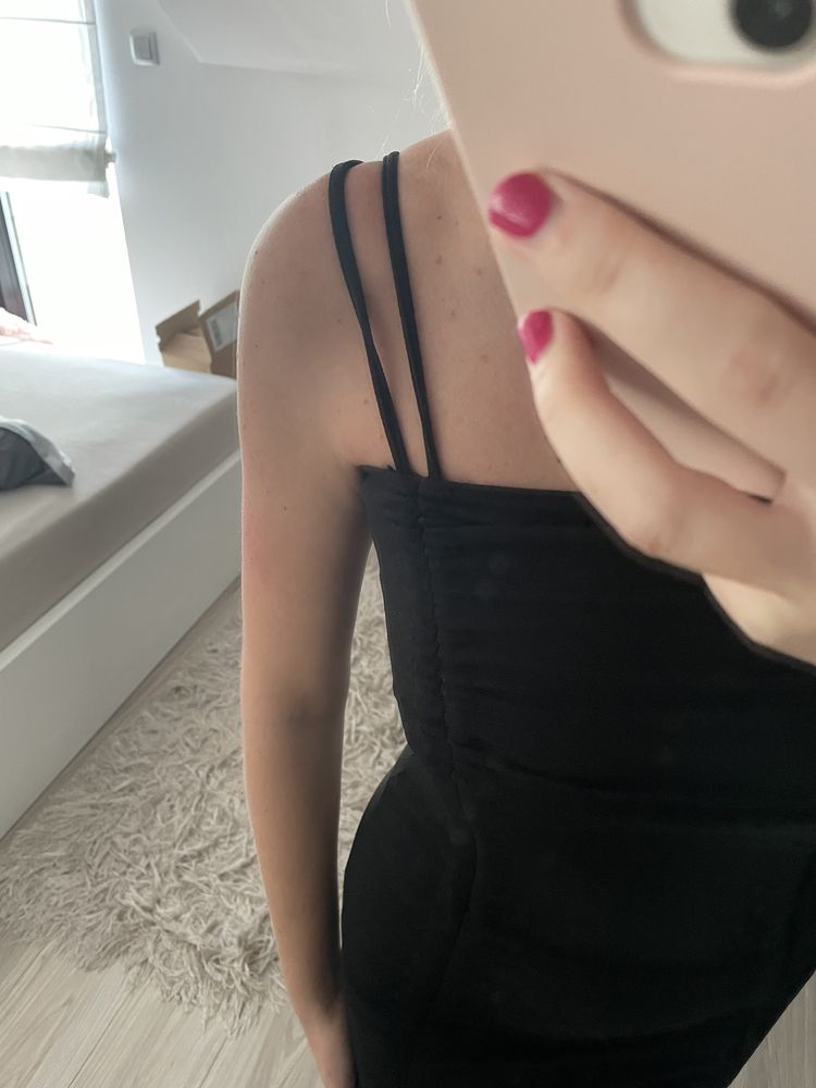 Czarna sukienka ze ściągaczami