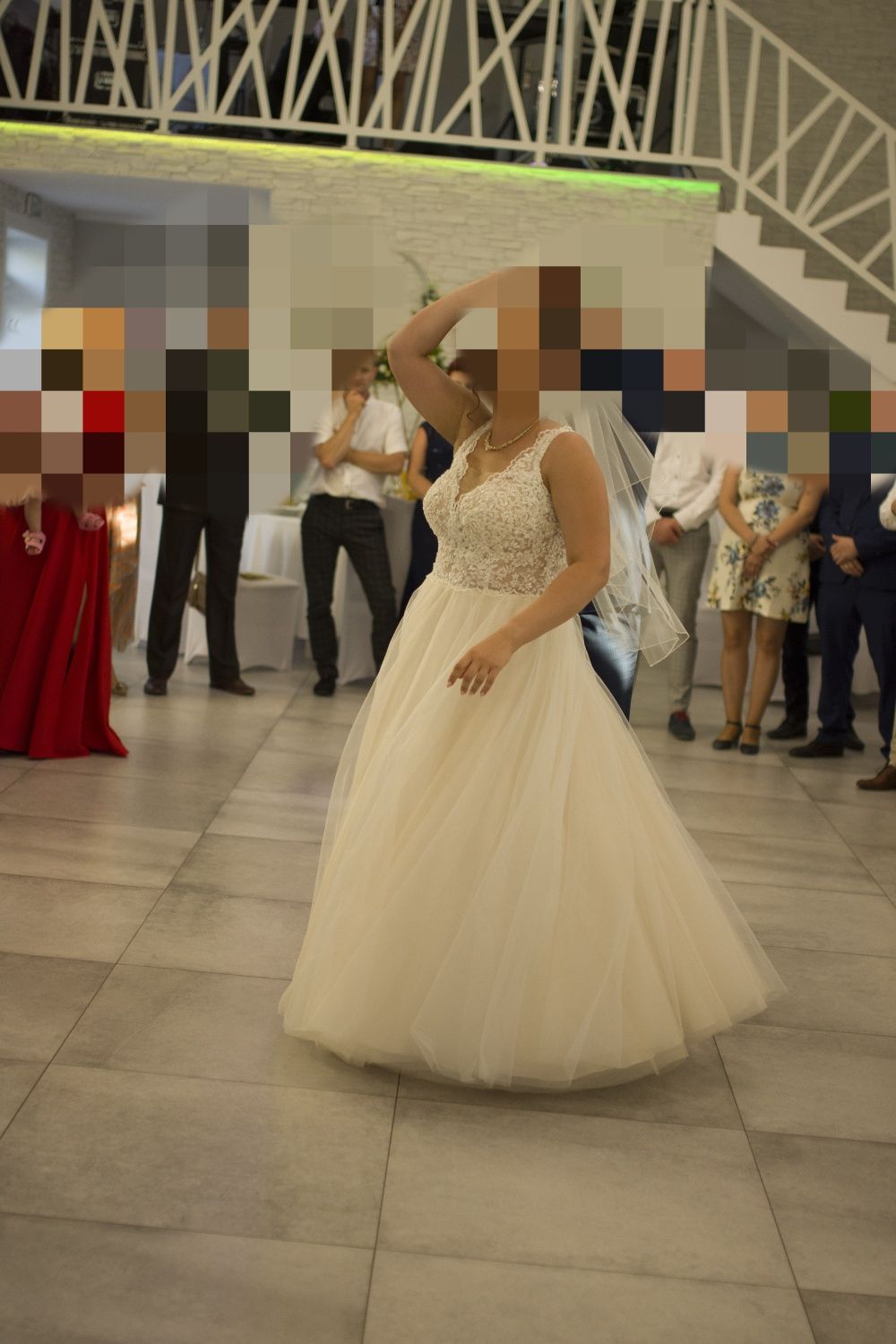 Suknia ślubna z wiązaniem z tyłu