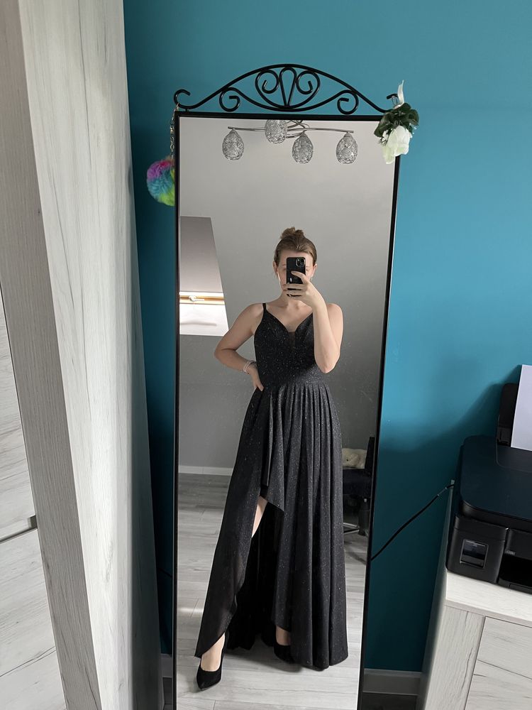 Czarna długa sukienka studniówkowa mieniąca się