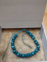 Bransoletka niebieska sznurek z niebieskimi koralikami na lato