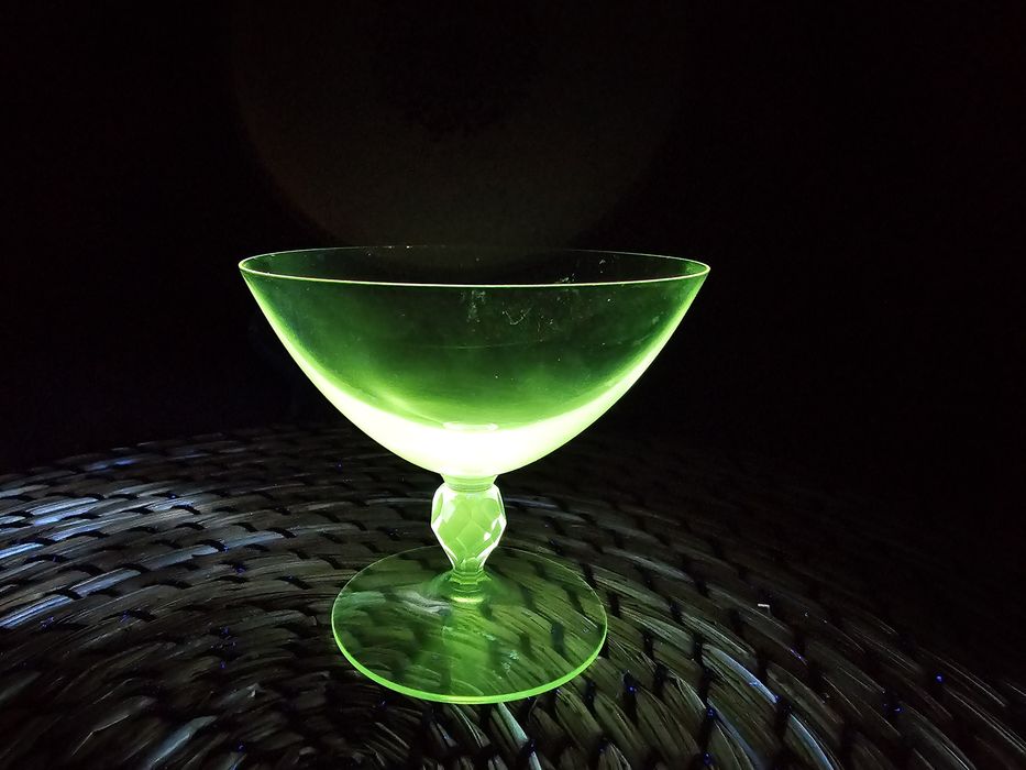 Kieliszek manganowy kryształowy vintage.