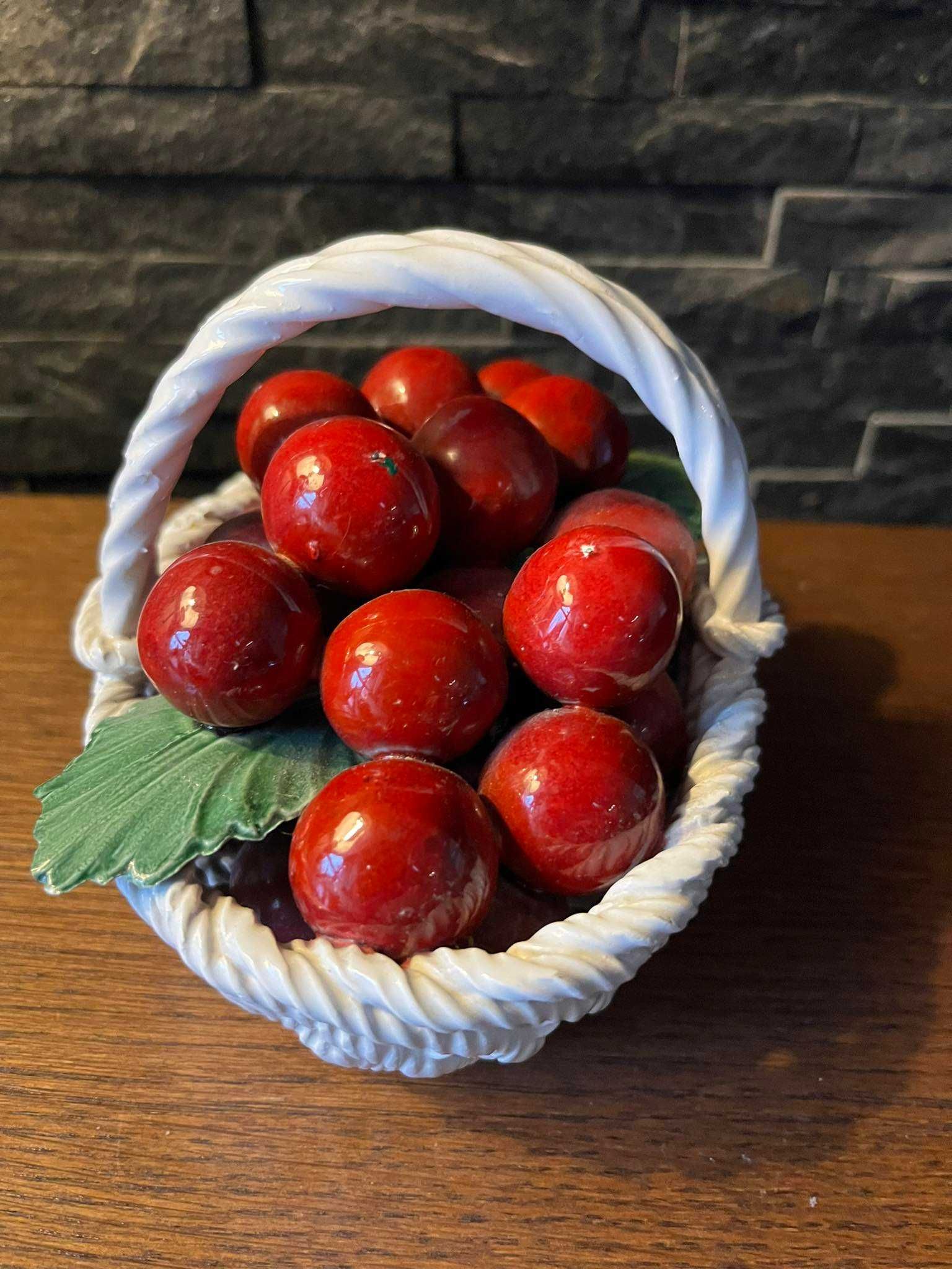 Owoce czereśnie wiśnie porcelanowe w koszyku Italy