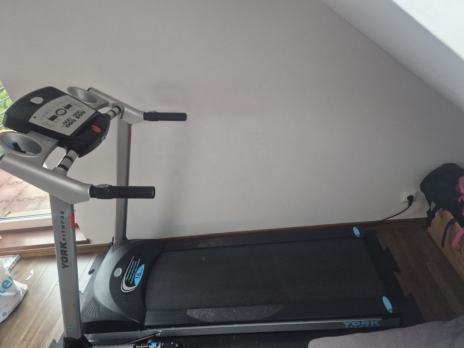 Bieżnia mechaniczna York, uszkodzona