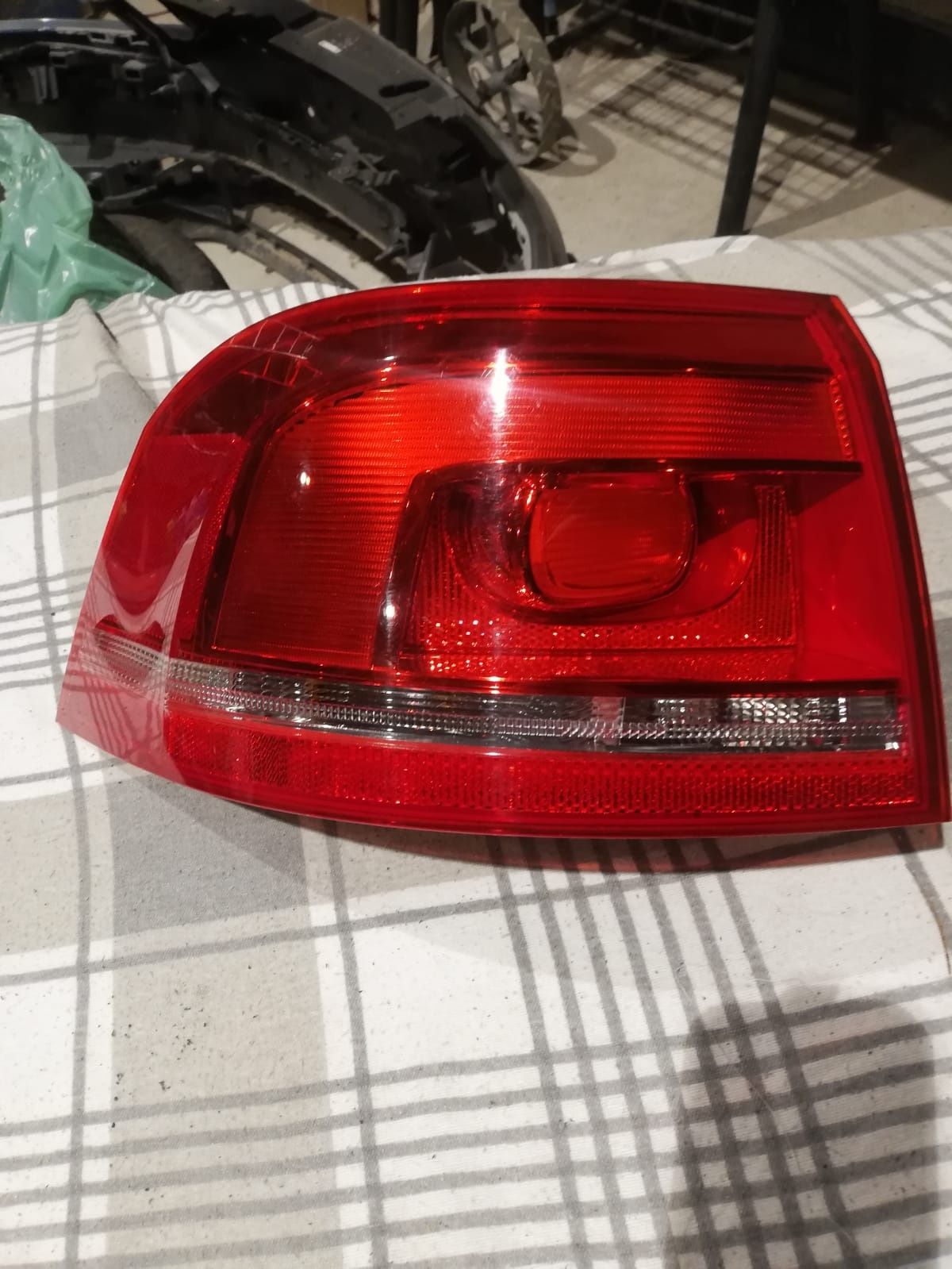 Lampa tylna lewa VW Passat B7 kombi