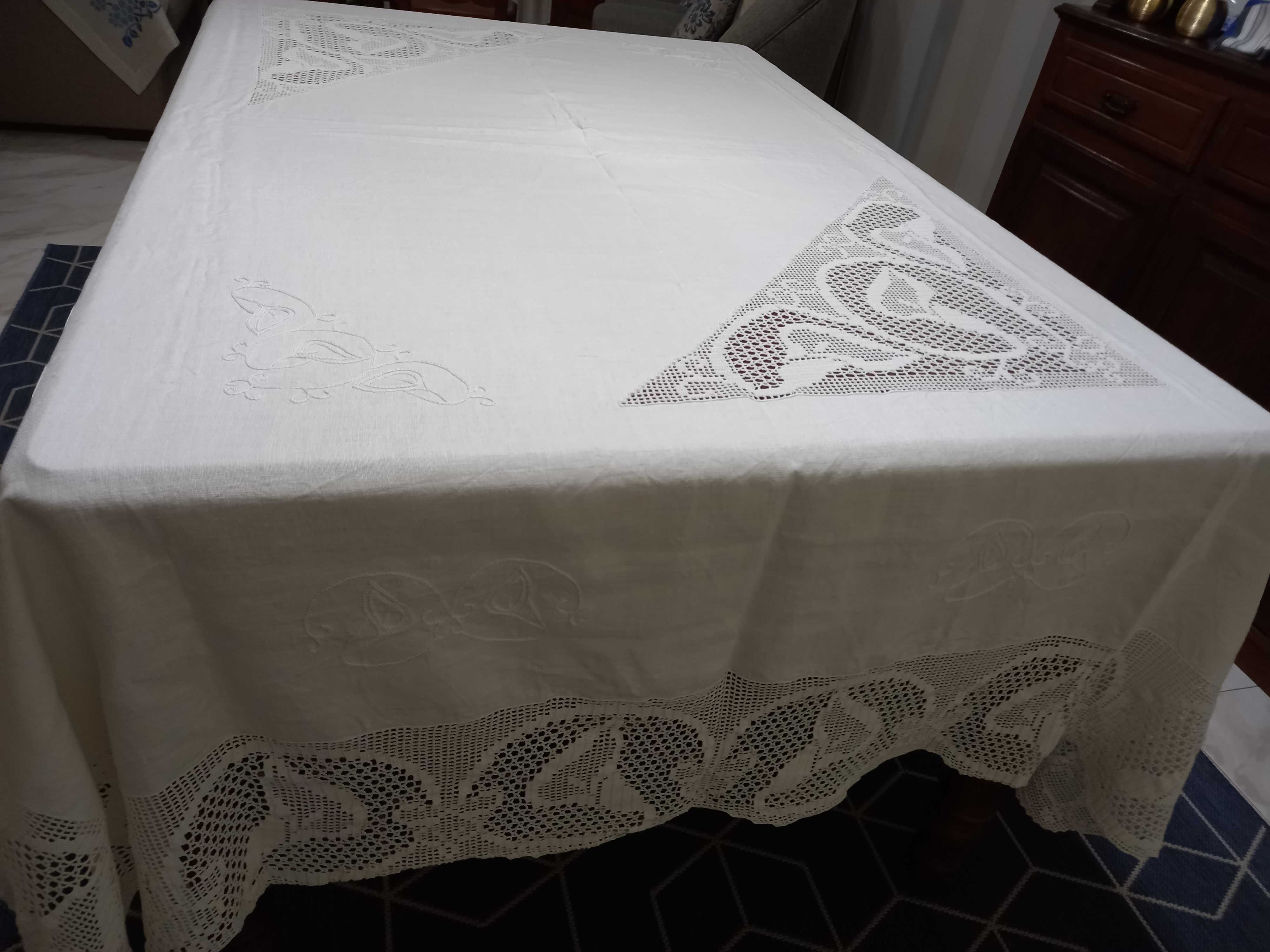 Toalha de mesa em linho branco e crochet, nova nunca usada.
