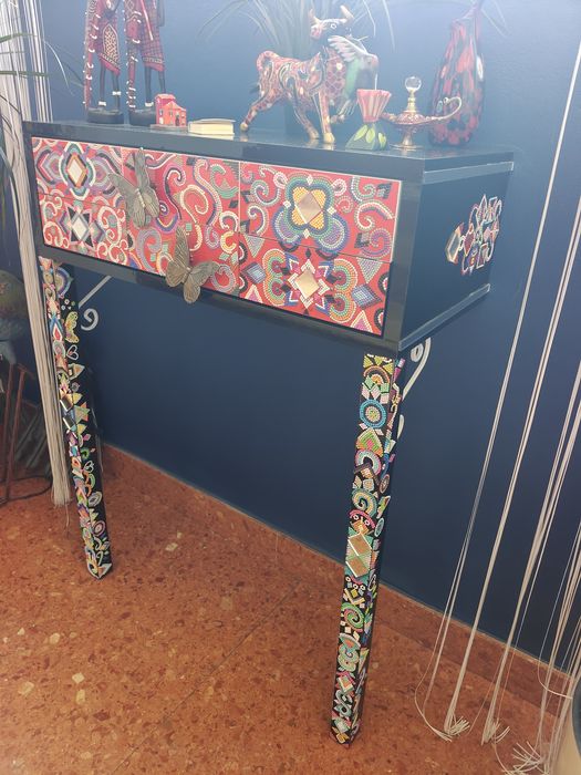 Konsola wysoki połysk, czarna,biała ozdoby ręcznie robione