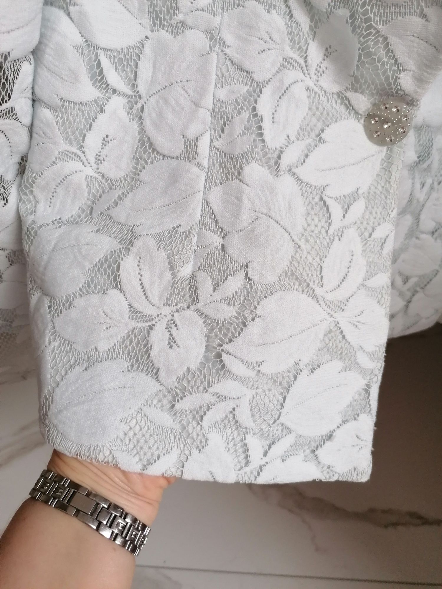 Piękna pastelowa marynarka koronka