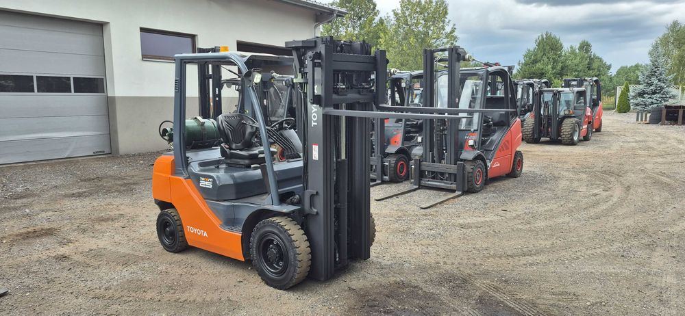 Toyota 8FGF25 - Triplex 4.70m. - 4 sekcje - 8090 MTH - Stan BDB.