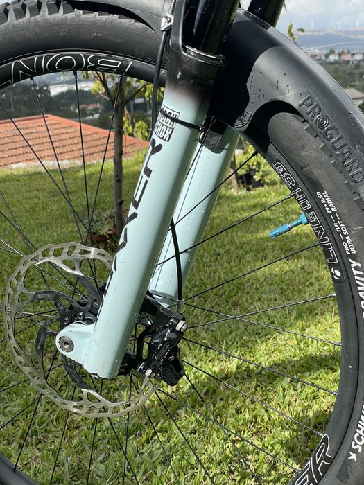 Trek session 8 2023 Downhill R2