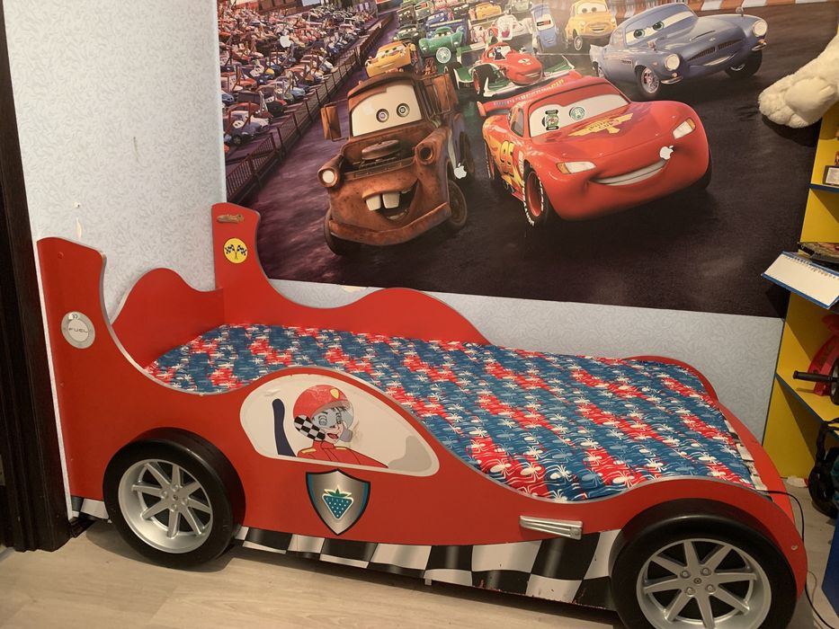 Ліжко з матрацом , шафа, стіл , комод , шведська стінка