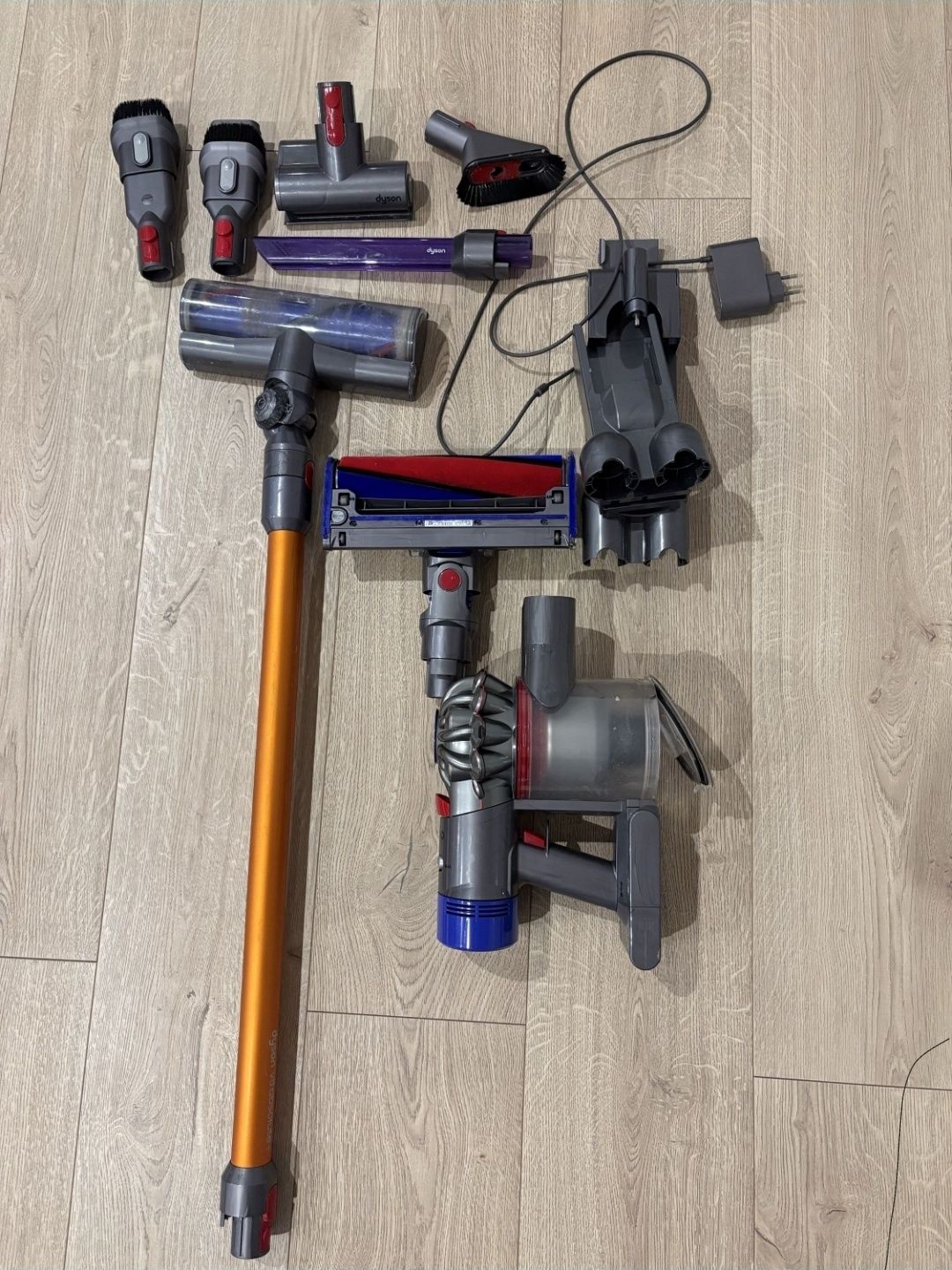 Dyson V8 absolute + 7 końcówek
