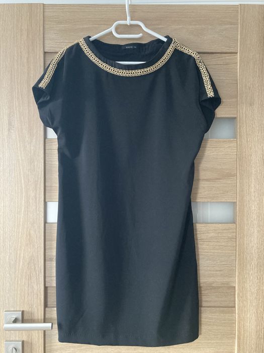 Elegancka sukienka mała czarna Mohito r.36 ze złotym łańcuchem