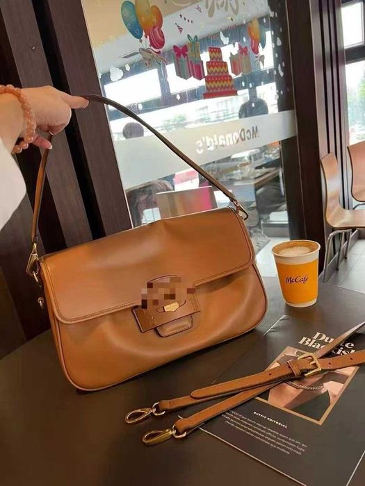 Bolsas tiracolo e de mão feitas à mão com logotipo