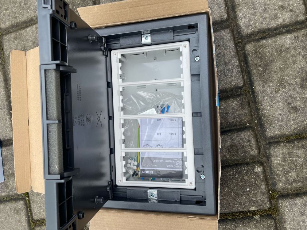 Puszka podłogowa SIMON, SF470, floorbox NOWY, dostepne 9 sztuk