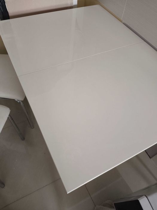 Stół rozkładany wraz z krzesłami