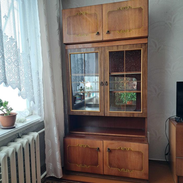 Продам шафу-сервант б\у .