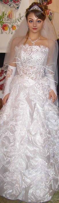 Весільна сукня пишна