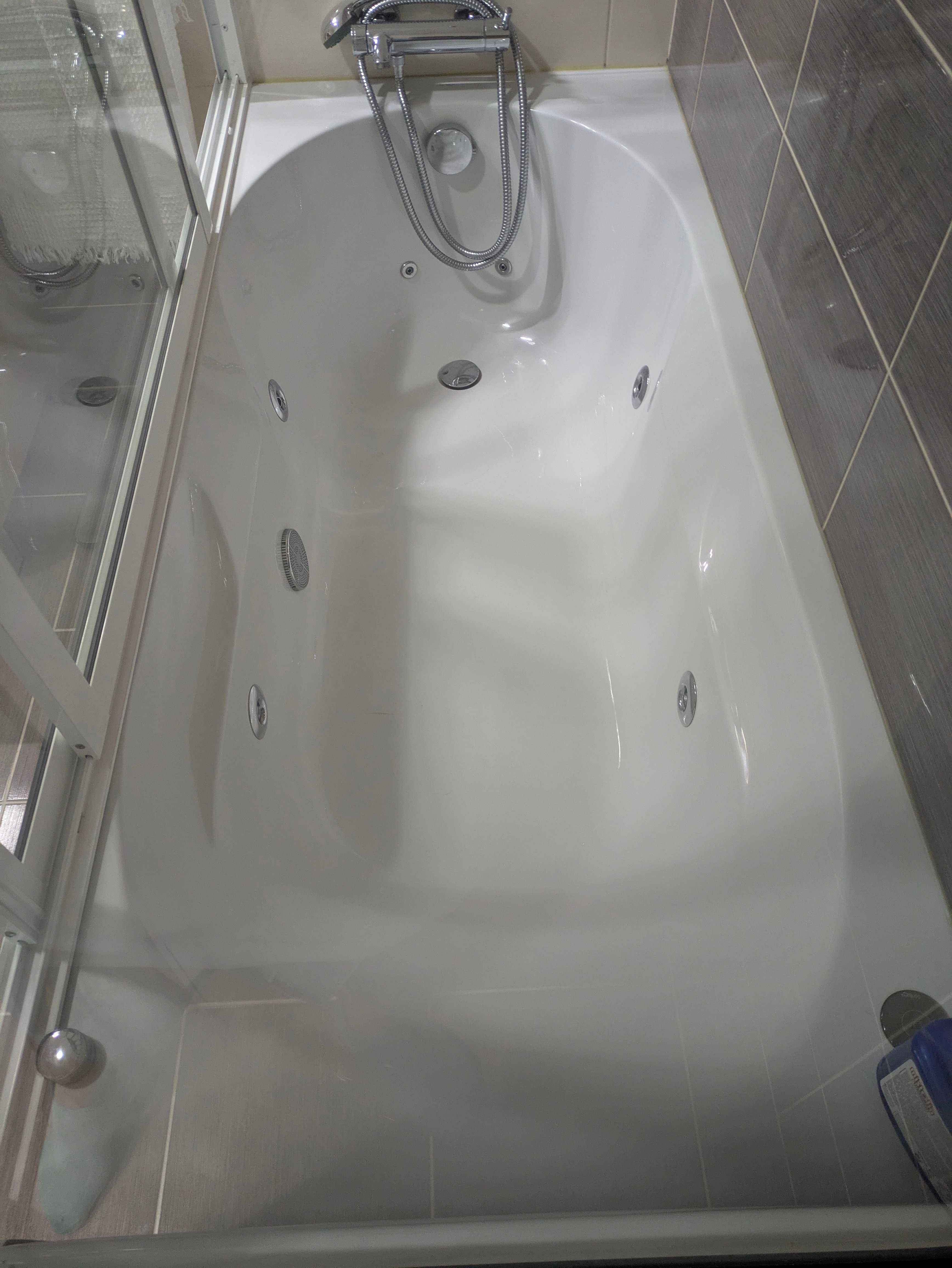 Banheira hidromassagem com cabine