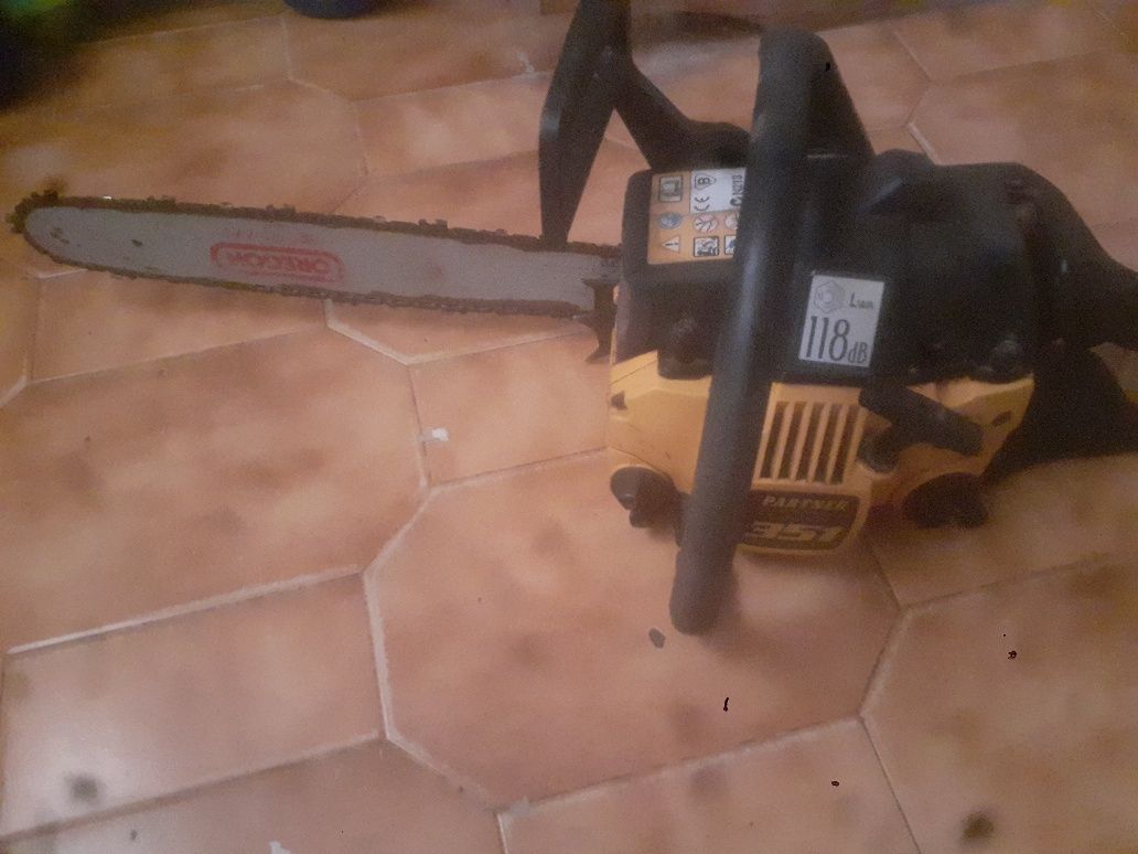 Motoserra bem estimada pouco uso