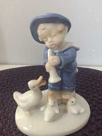 Figurka porcelanowa  Chłpoiec z gąskami GDR