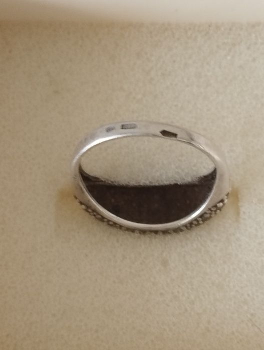 Серебряное кольцо с золотой вставкой, фианиты. Размер 17