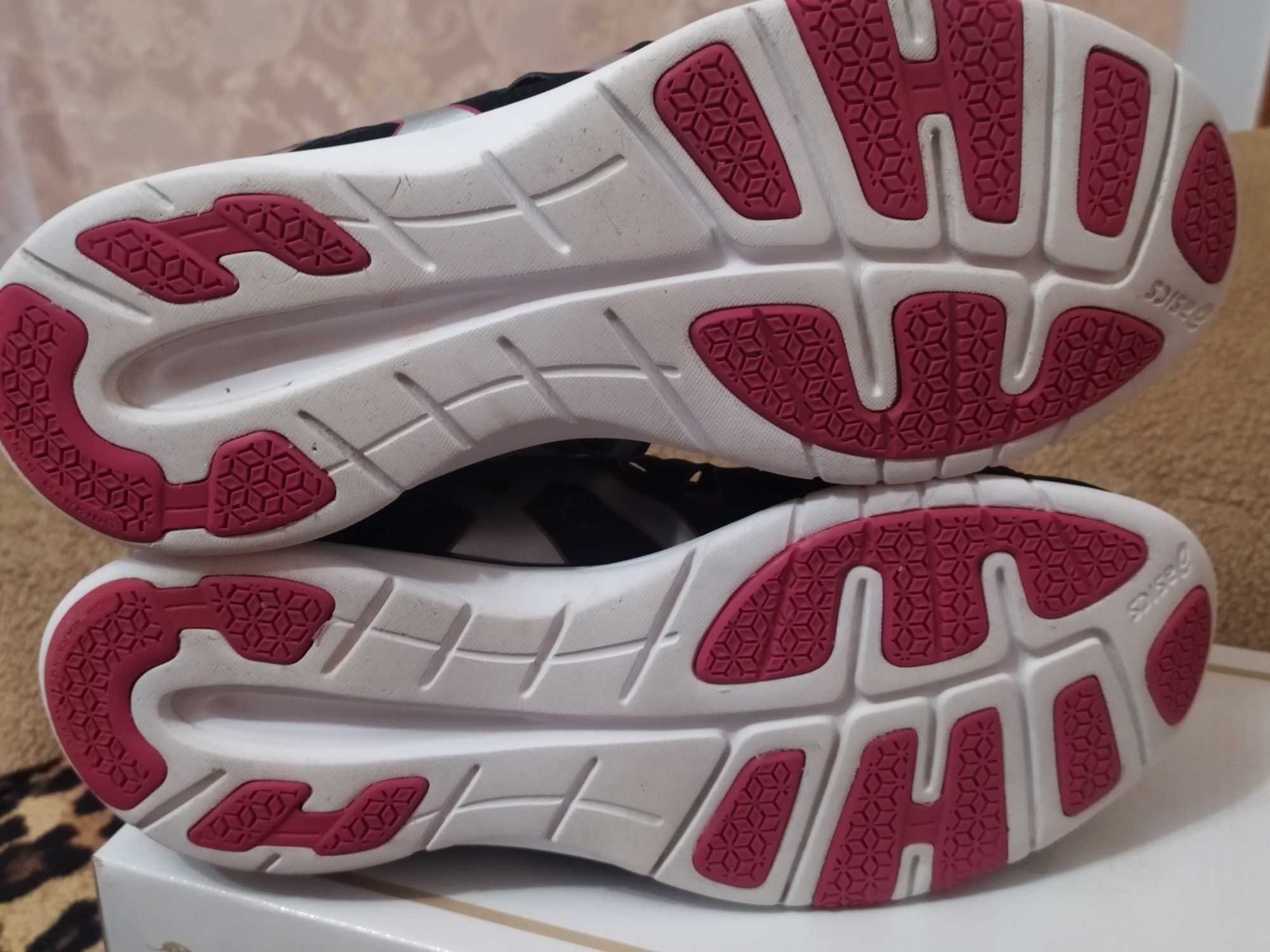 Жіночі кросівки Asics
