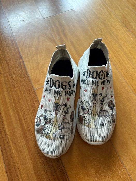 Ténis brancos com desenhos animais