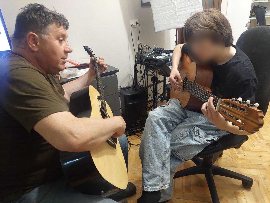 Уроки гри на гітарі + Вокал Офлайн/Онлайн