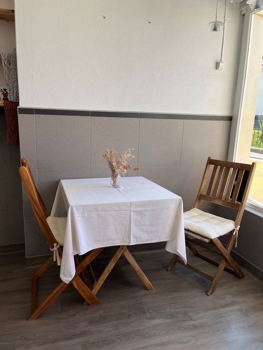 Conjunto mesa com toalha e cadeiras com almofadas