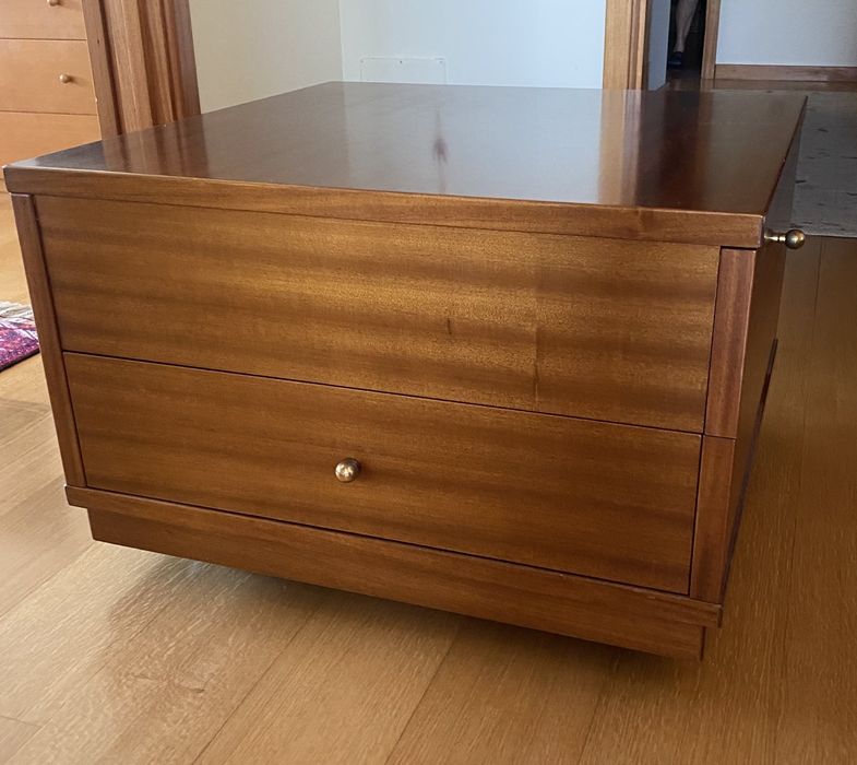 Móvel/mesa de apoio em mogno
Tampo qu