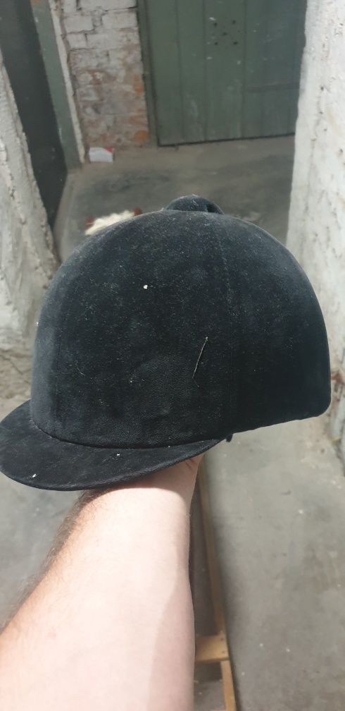 Duży koń na biegunach Plus kask jeździecki