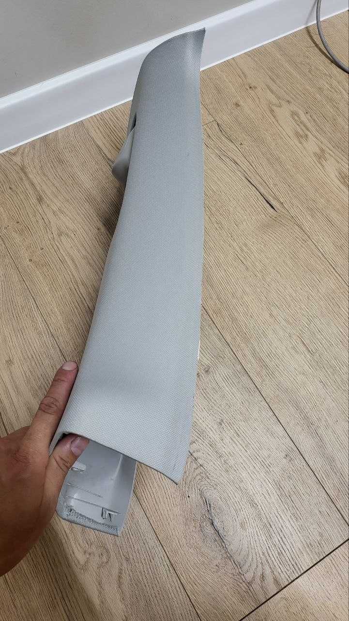 Накладка центральної стійки верхня права Tesla Model 3 1086255-01-K
