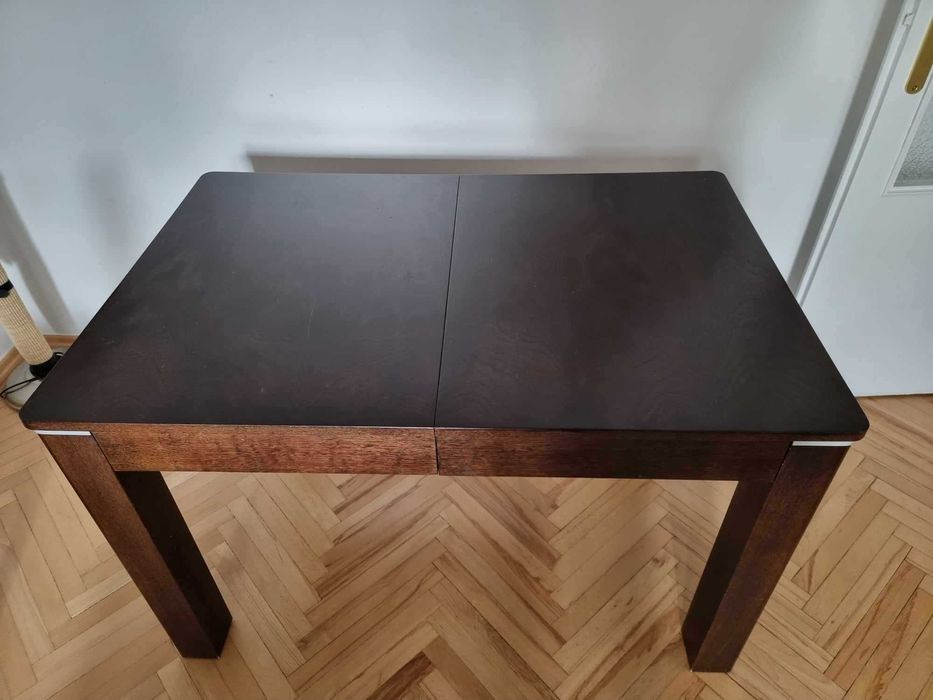 Czarny drewniany stół