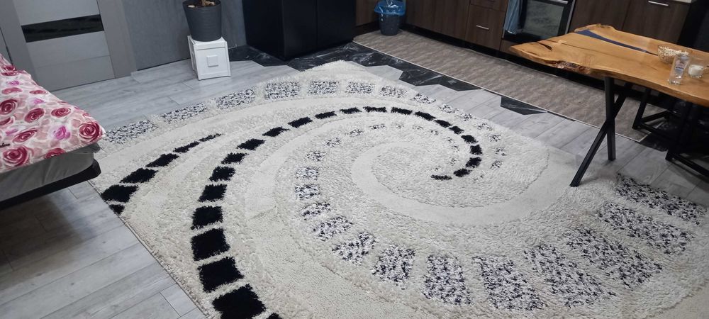 Килим кімнатний в хорошому стані.