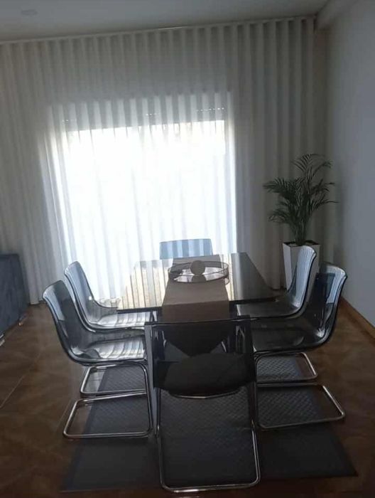 Mesa  e  cadeiras