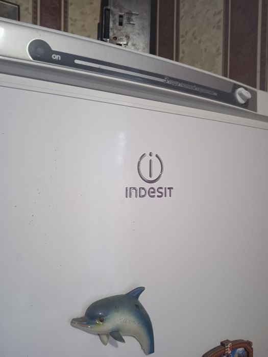 Продам холодильник Indesit