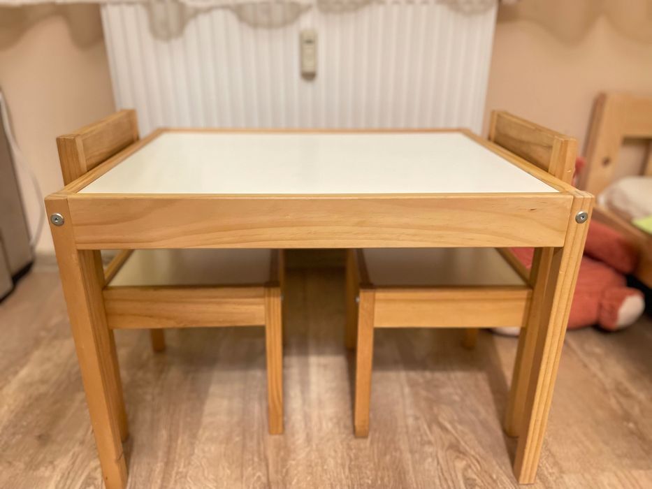 Dziecięcy stolik Ikea z dwoma krzesełkami