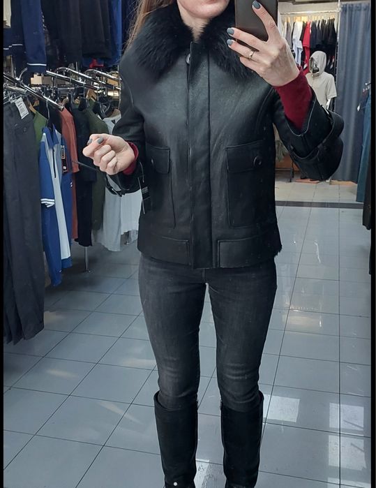 Елегантна Чорна Шкіряна Дублянка з Хутряним Коміром