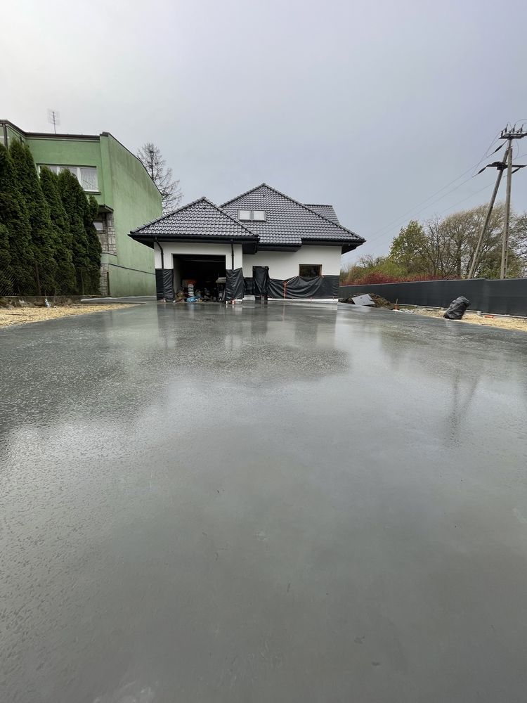 Posadzki betonowe podjazdy pod dom, garaże, beton szczotkowany