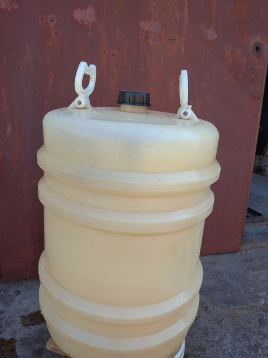 Продам бочку пластмасса 50 литров.