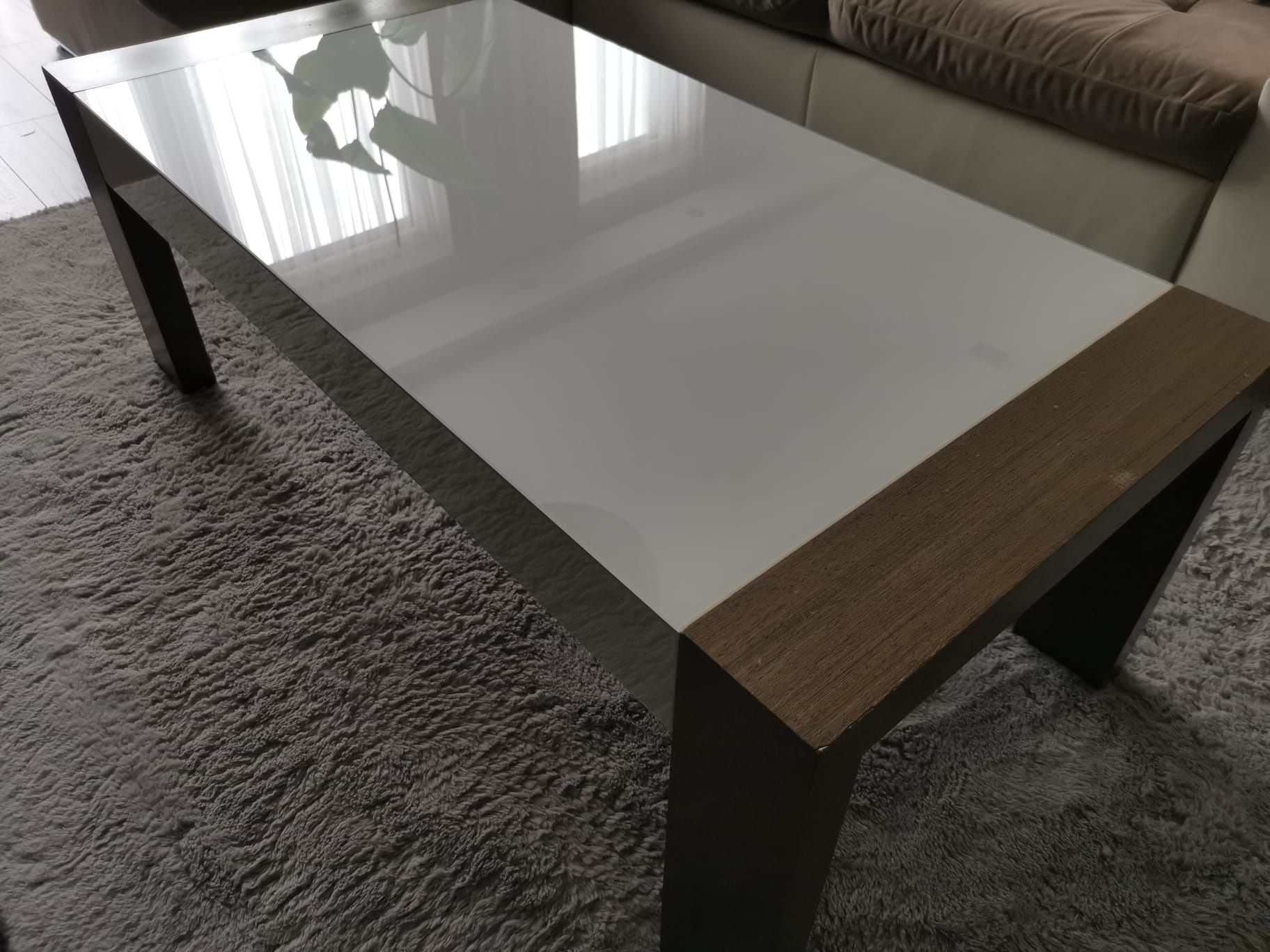 Klasyczny stolik kawowy łączący elementy drewna i szkła.
