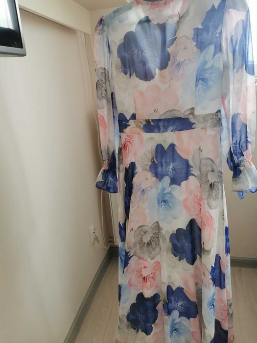 Sukienka w kwiaty długa idealna na wesele