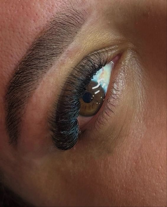 Serviços de Maquilhagem, Sobrancelhas e Unhas de Verniz Gel – Amadora