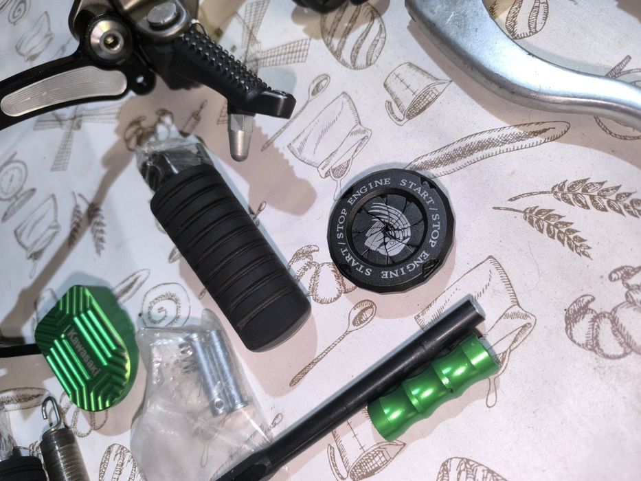 Продам спойлер,обдув , кронштейни kawasaki z1000