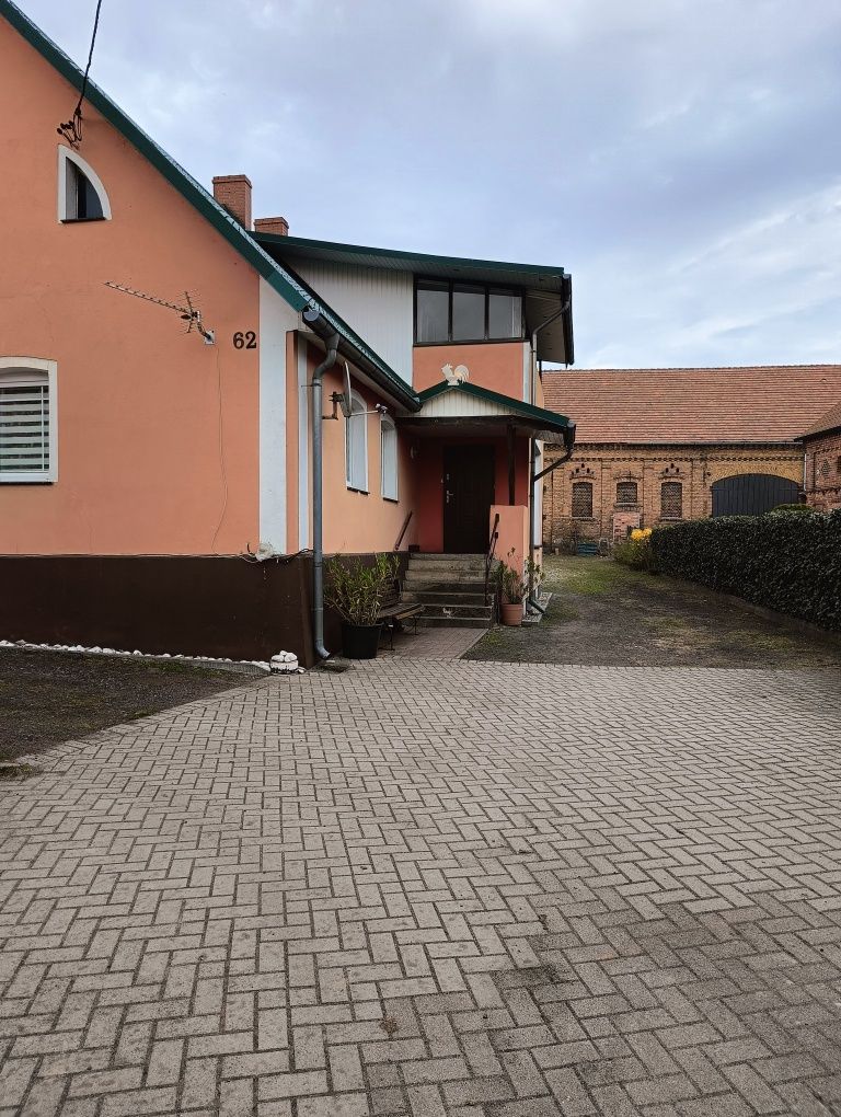 Dom wolnostojący z budynkami gospodarczymi