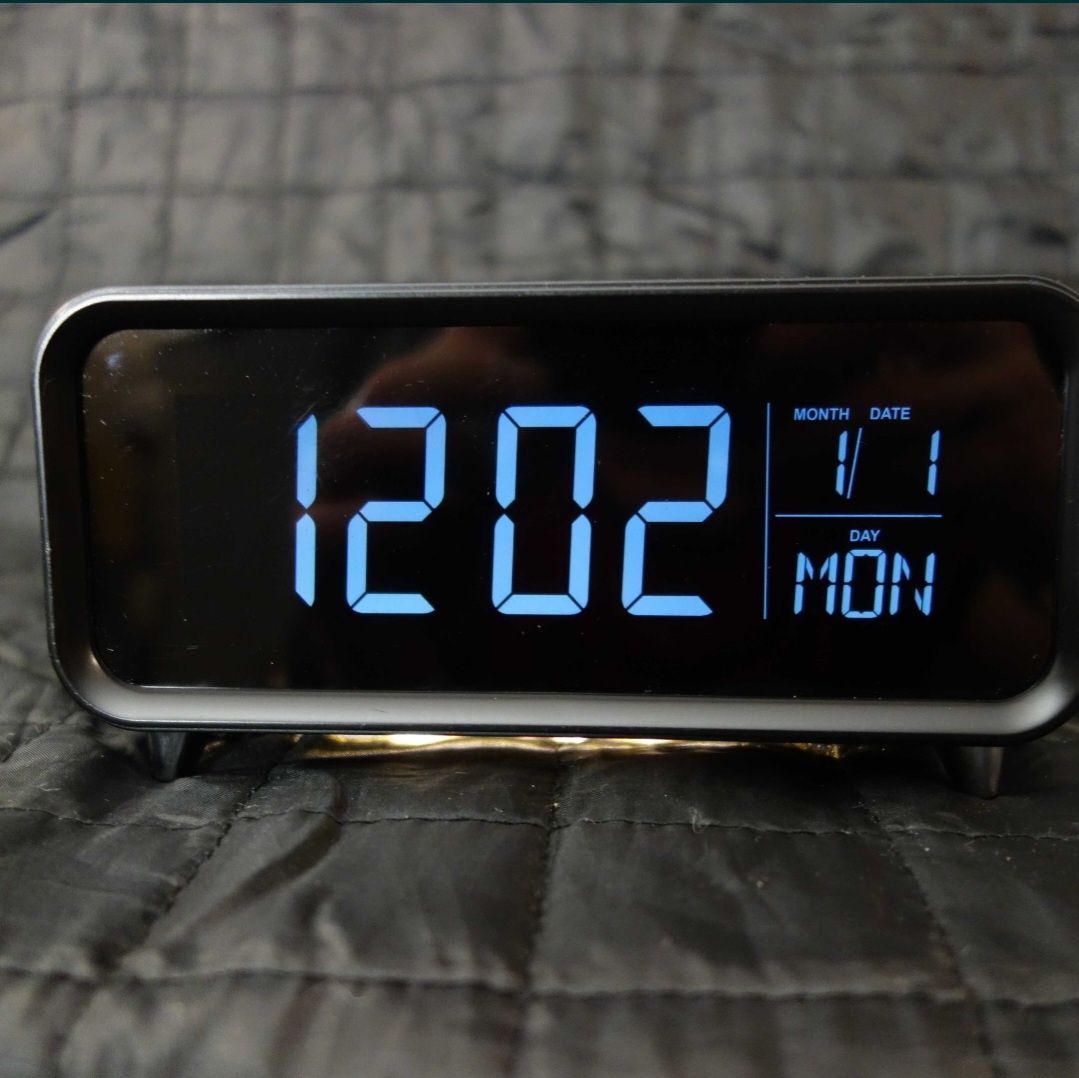 [16] Grovee zegarek ładowarka indukcyjna, budzik.