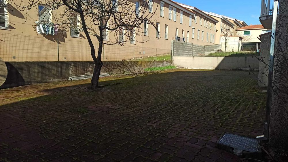 Moradia T5 com Garagem e Anexos – Bairro das Tapadas, Penedono